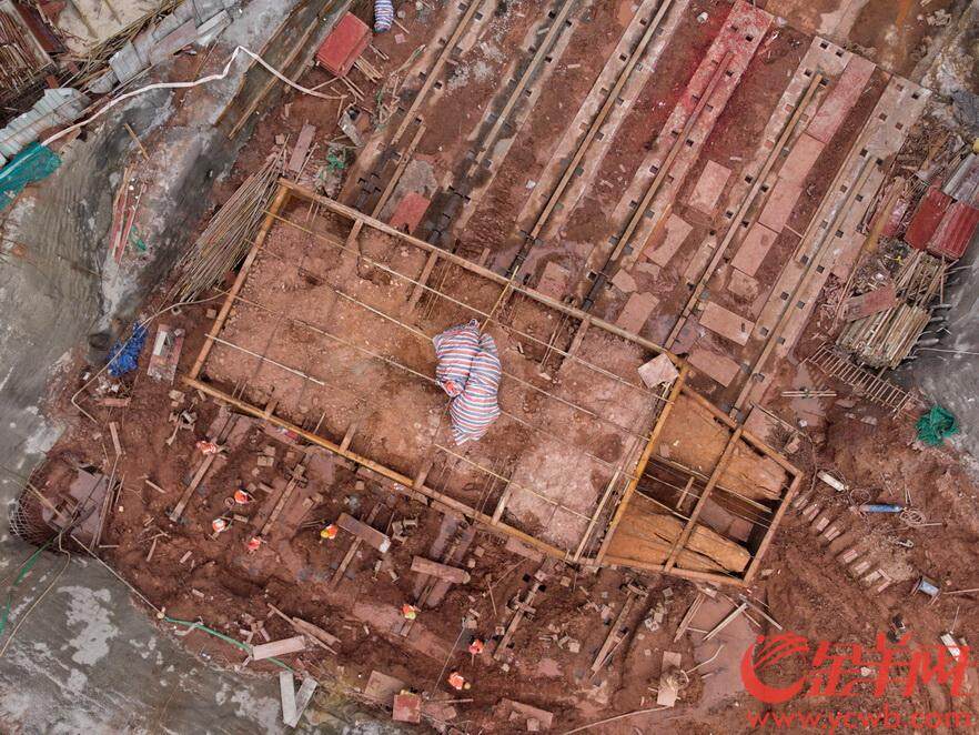 广州棺材状地铁口拆除事件，四人被罚背后的故事