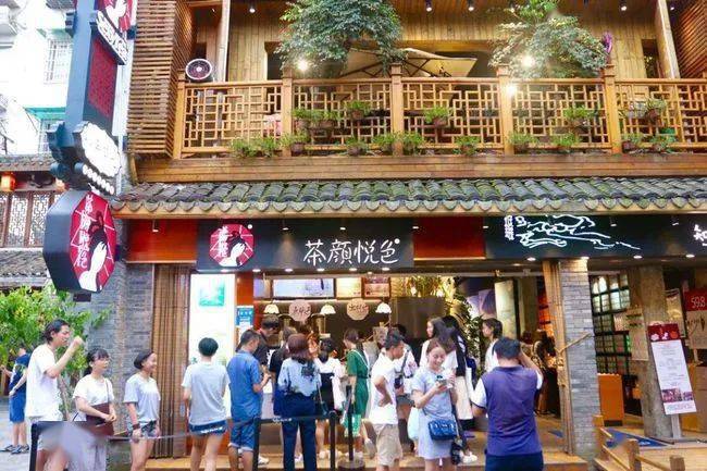 哪吒红墙成打卡点，带火附近奶茶店