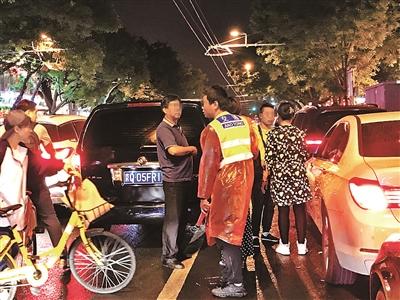 小伙停车遭团伙，警惕城市中的安全隐患