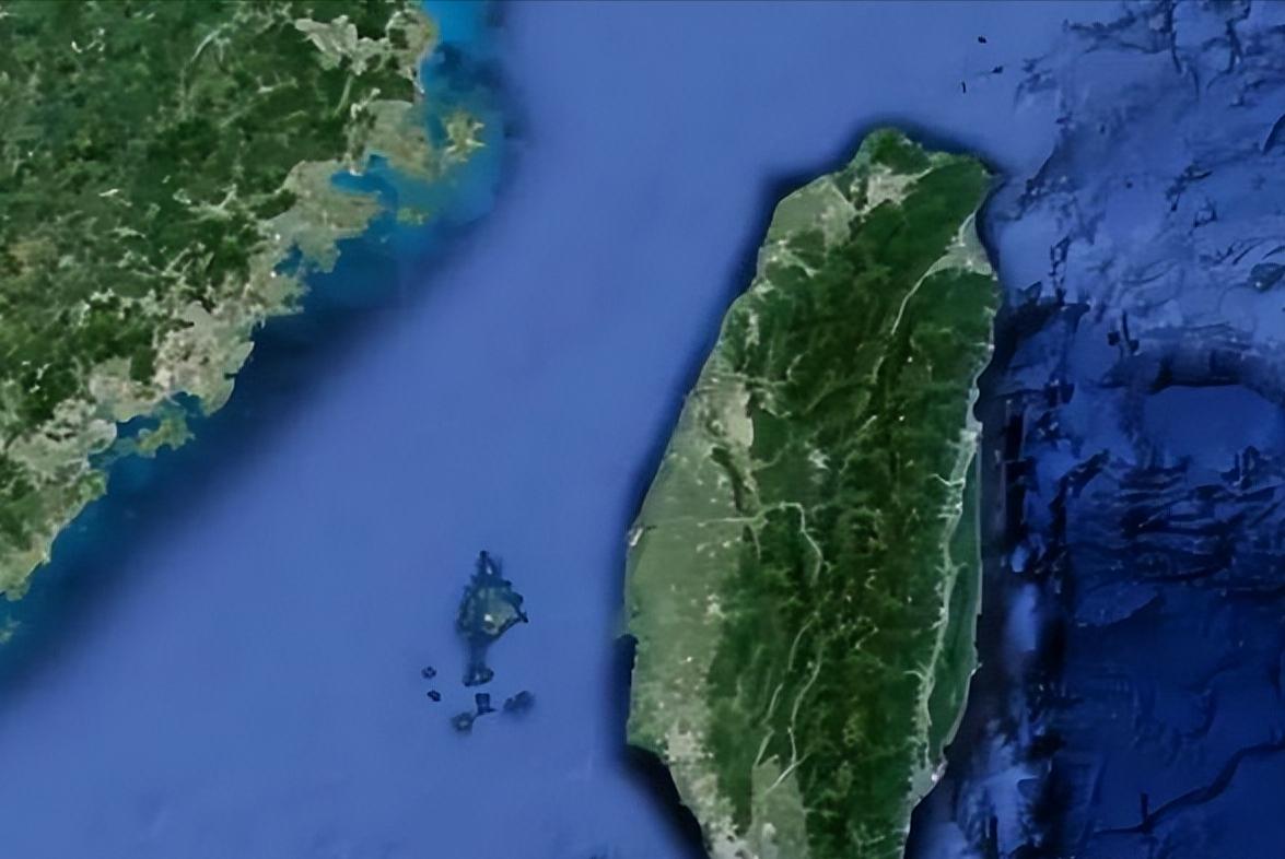 揭秘，055大驱能否应对航母的挑战？