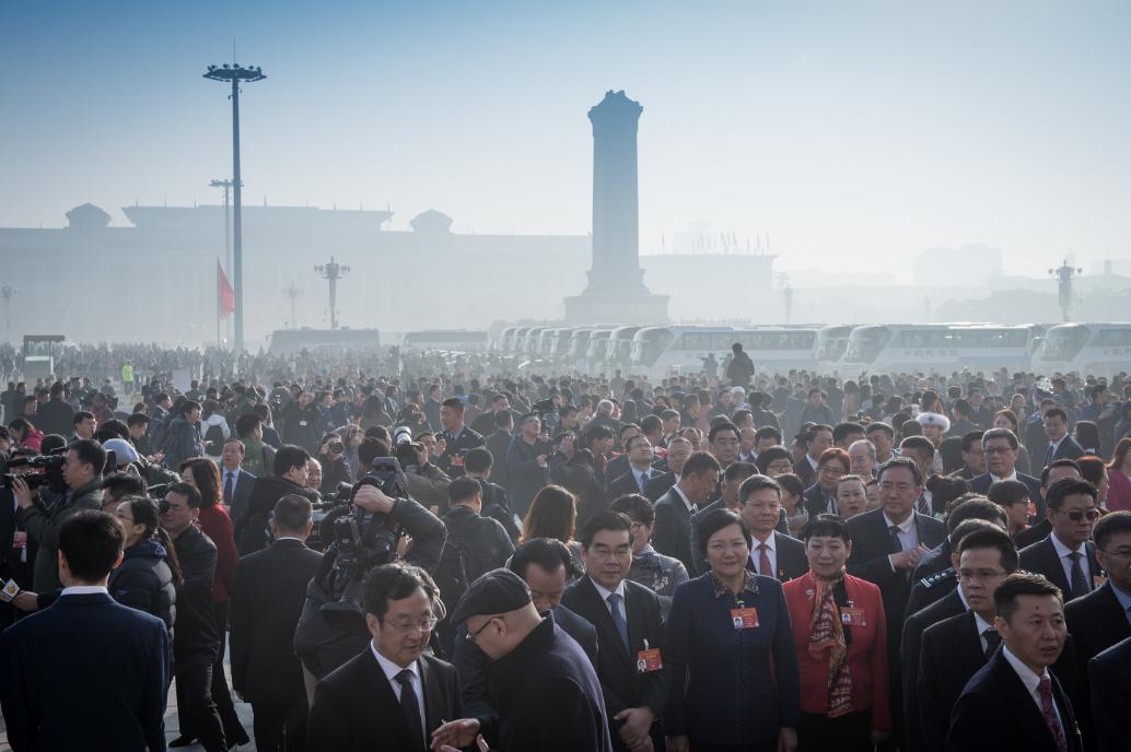 雷军一出场就被围住走不动路，现象背后的故事