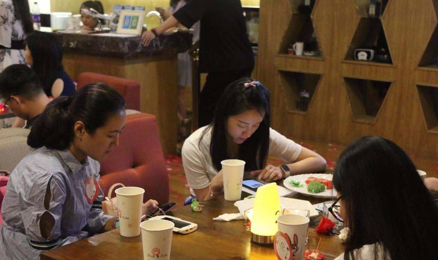 男子进店提出免费干活只求有口饭吃，人间冷暖与社会共鸣