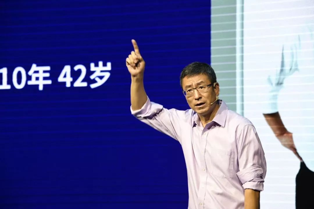 白岩松谈养老金最低标准再提20元，民生所盼，时代所需