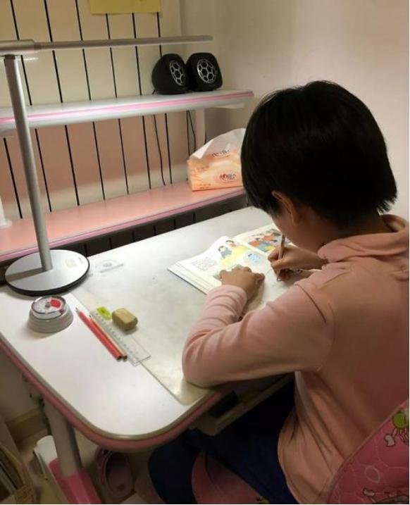 如何应对小孩写作业时偷偷玩手机的问题