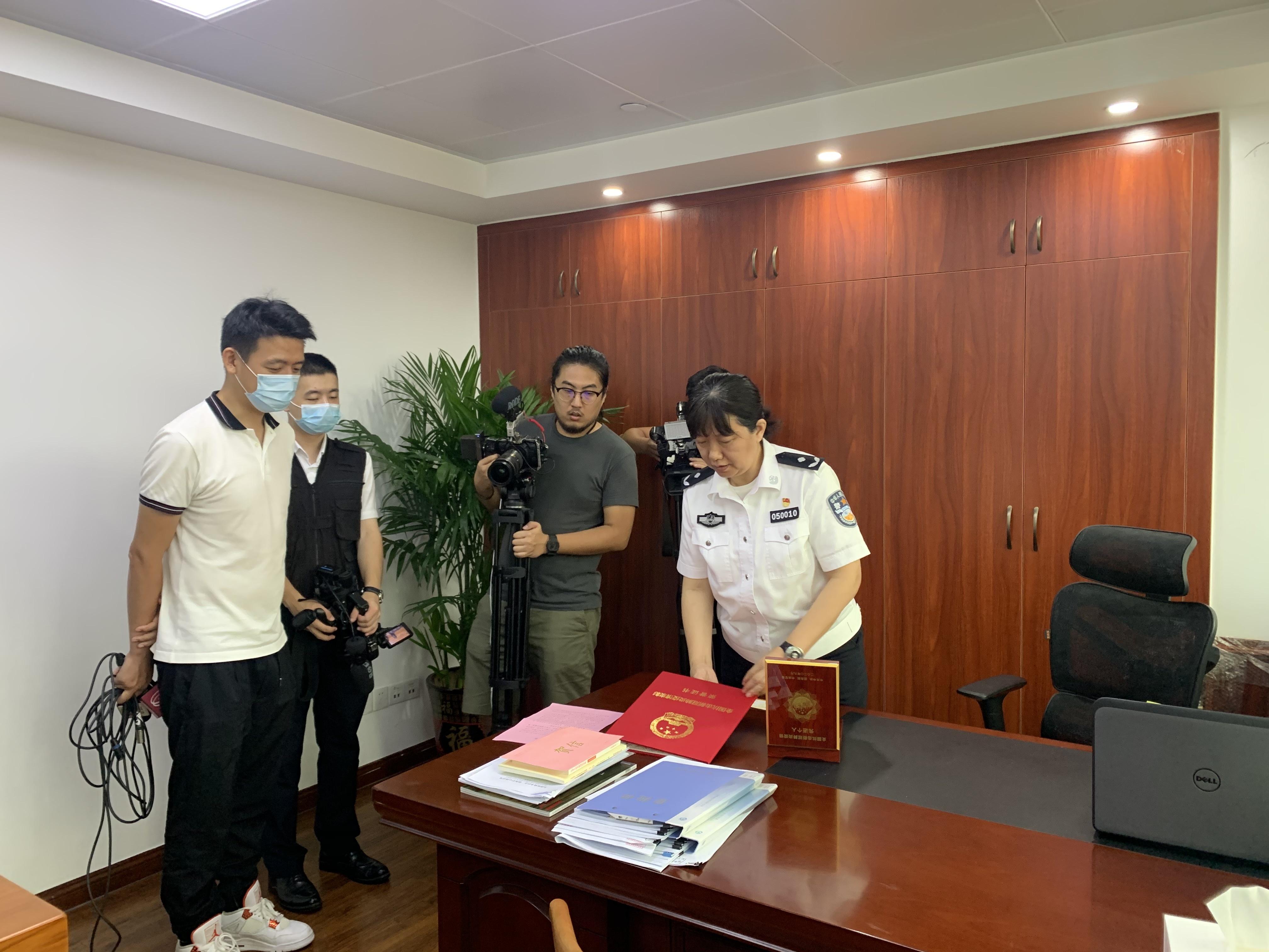 外卖小哥救醉倒男子后崩溃大哭，人间真情的瞬间与力量