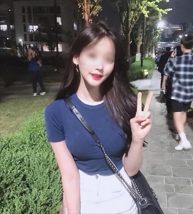 女生经常迟到，老板为抓包早早到岗