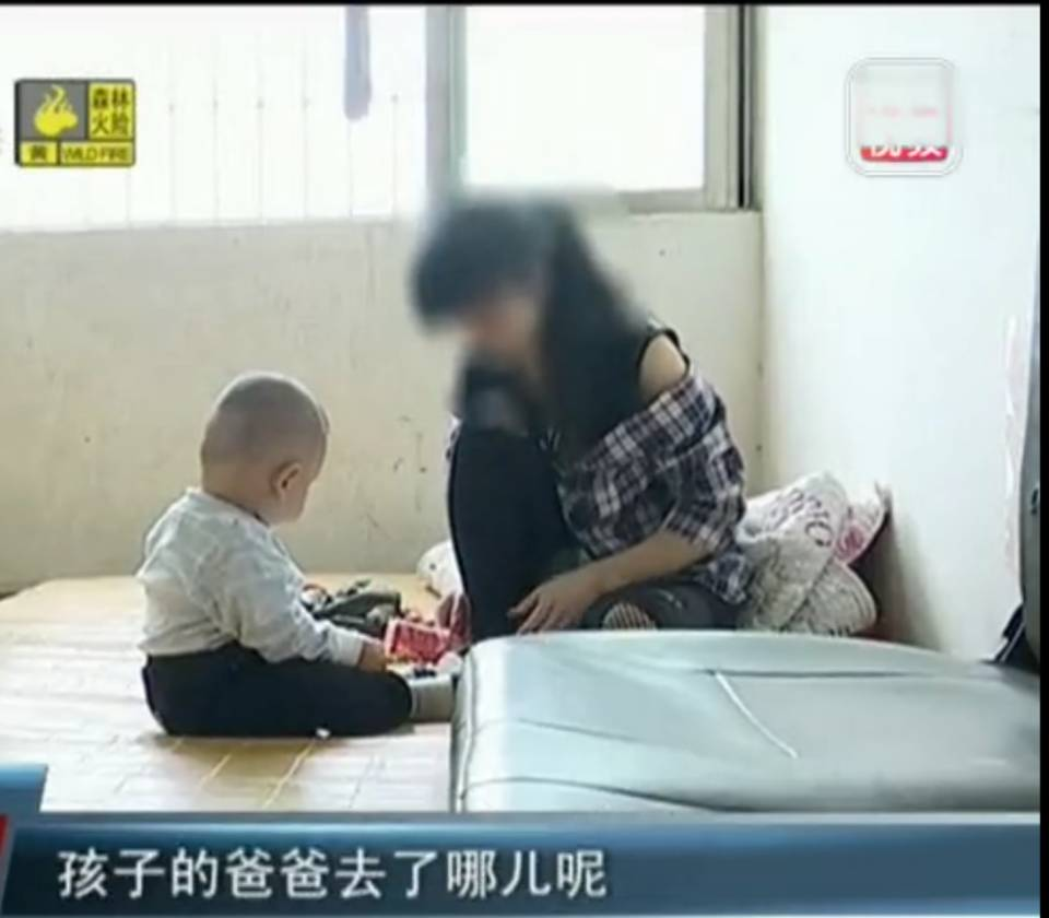 男子背着婴儿到处借十块钱买奶粉，生活的艰辛与温情的力量