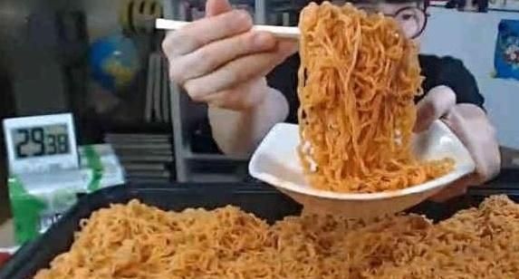卖火鸡面的人，一个普通却充满热情的小人物故事