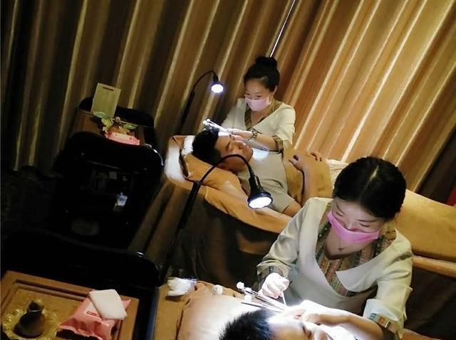记者暗访采耳馆，隐藏在舒适背后的擦边服务