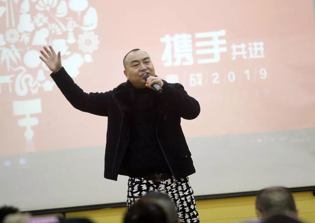 演员张振荣简介，演艺之路的璀璨之星