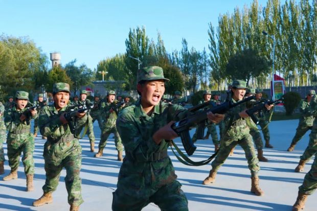 北京西站转运新兵入伍，女兵队伍亮眼