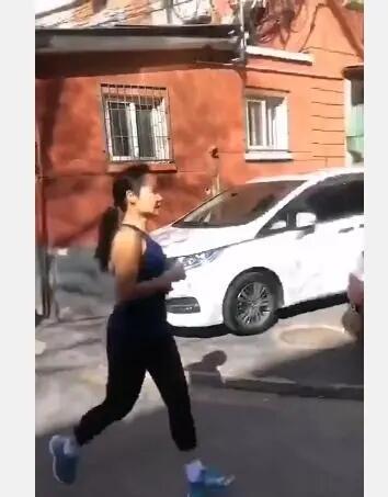 回国跑步女，逆袭、坚持与自我超越的励志故事