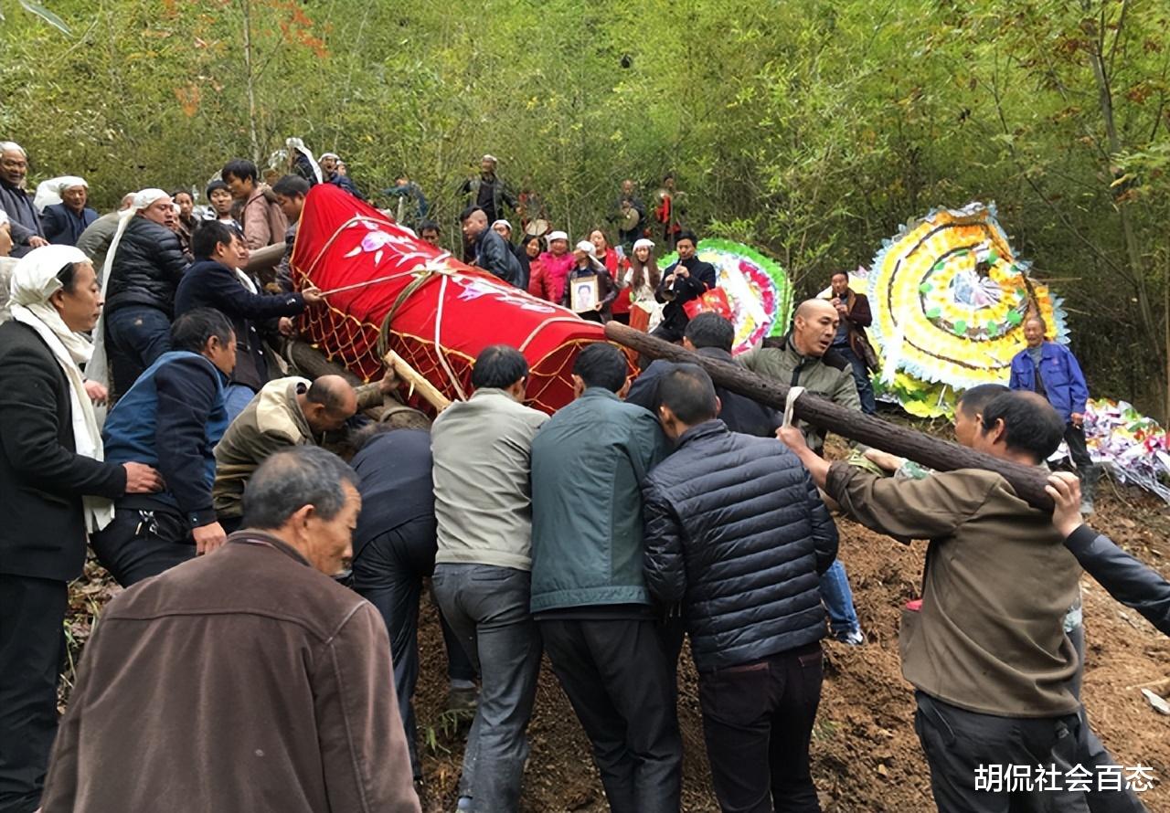 侄子代办老人丧事，花光老人23万遗产，背后的故事引人深思