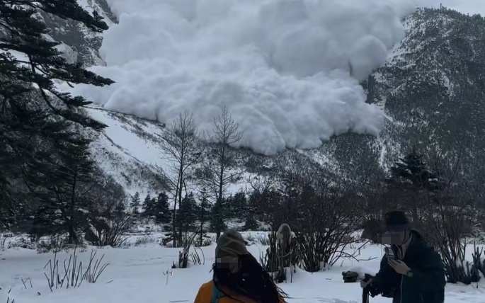 玉龙雪山雪崩现象引发热议，多位游客拍摄记录壮观瞬间