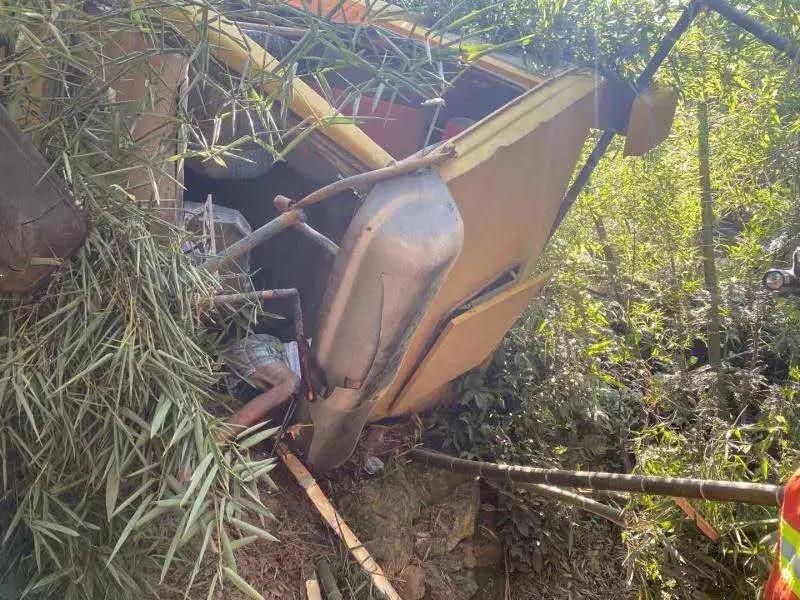 两工人倒车失误把车倒下山坡，惊魂一刻的背后故事