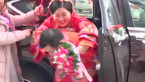 婚车被堵，新郎直接背着新娘走了——一场别样的婚礼冒险