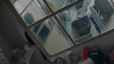 保姆路边拖拽老人引发社会热议
