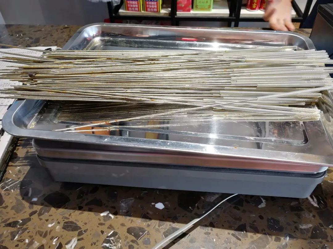 湖南一烧烤店上新麻辣竹签，十元五十串，让你辣到爽翻天！