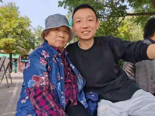 谢浩男爸爸与寻亲家长合体直播，一场跨越网络的亲情连线