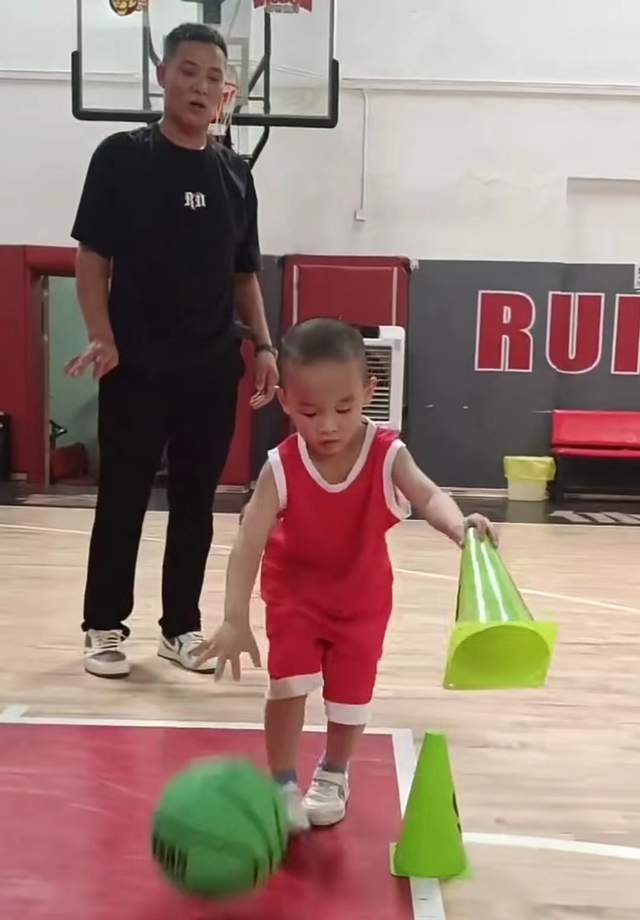 弟弟的篮球梦，热血青春的挥洒