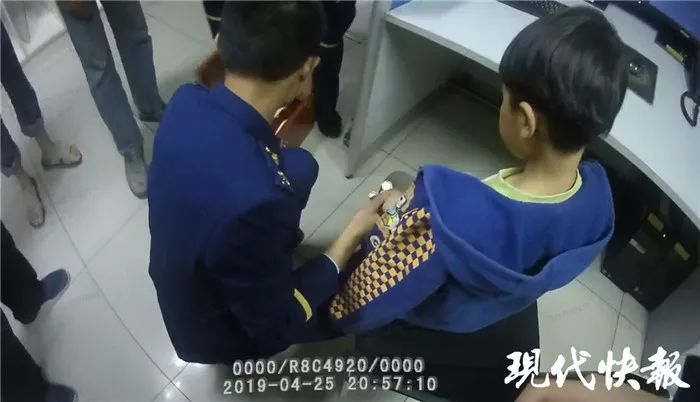 女生手卡在男生嘴里，是种怎样的感觉？