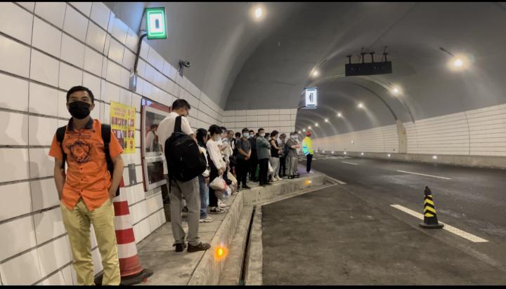 大巴车进隧道，一段不同寻常的旅程体验