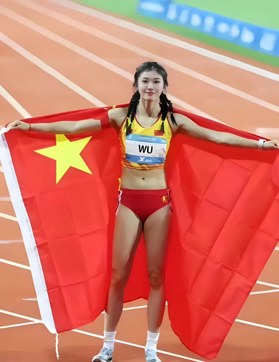 吴艳妮新造型酷似阿丽塔战斗天使，跨界魅力的碰撞