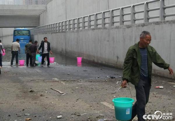 大巴误入隧道，一次意外的探险之旅