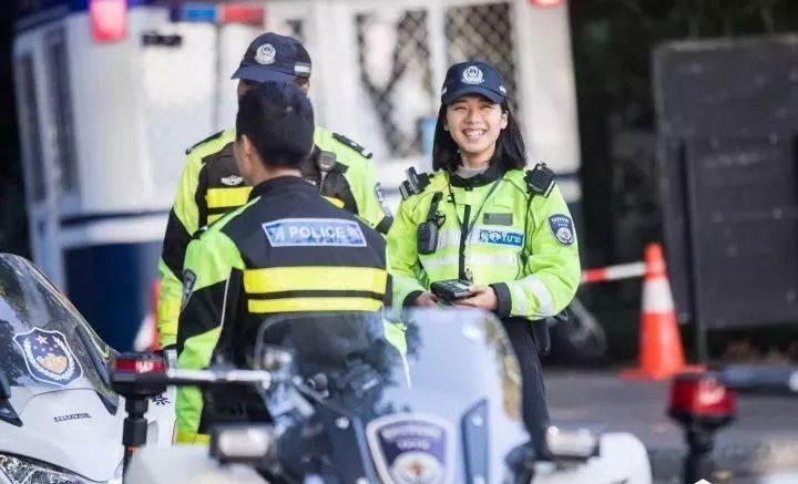 杭州西湖旁一名女警被撞倒地