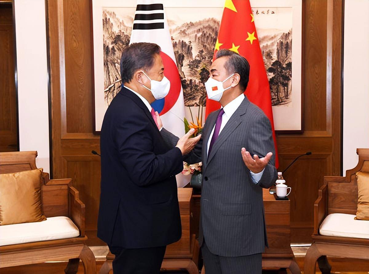 韩国外长快步上前与王毅握手，外交舞台上的友好瞬间