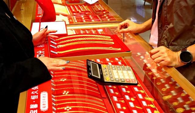 女生黄金投资大揭秘，23天攒下77万黄金，增值11万，揭秘背后的投资之道