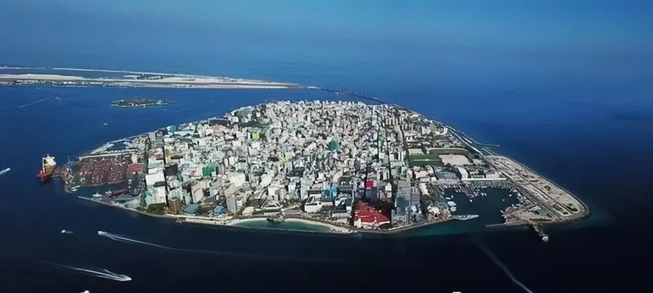 男孩海上漂一天一夜的冒险之旅