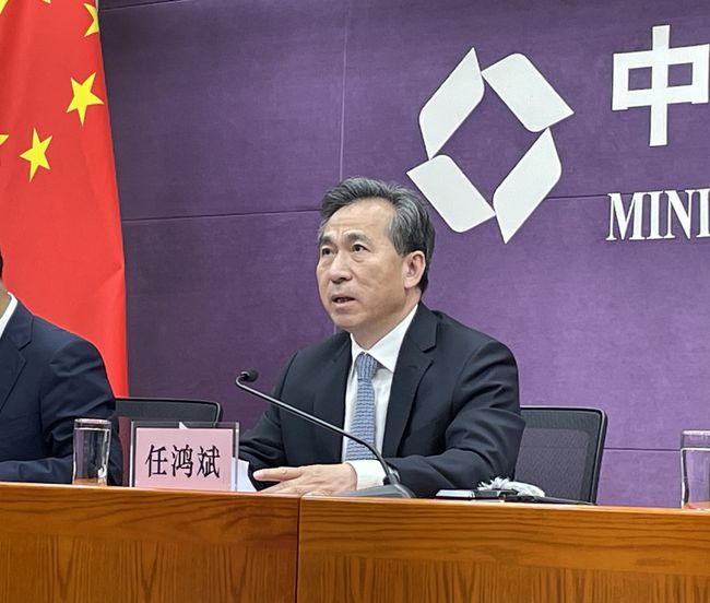 商务部部长，现在每天早上得看新闻