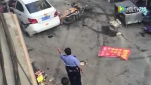 逃犯驾车冲向闹市，警察果断行动终结危机