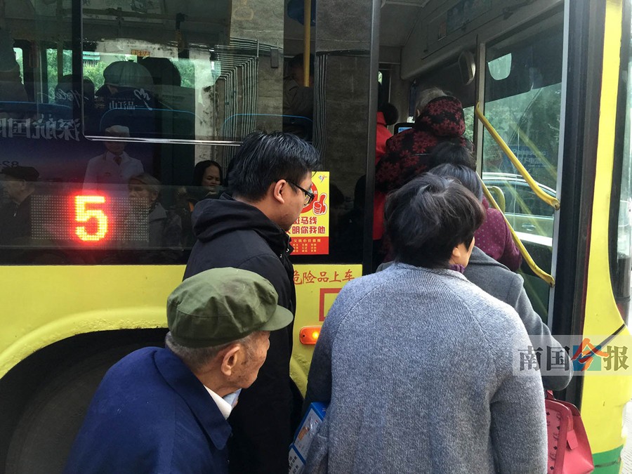 老年团挤不上公交引发争议，要求加车引深思