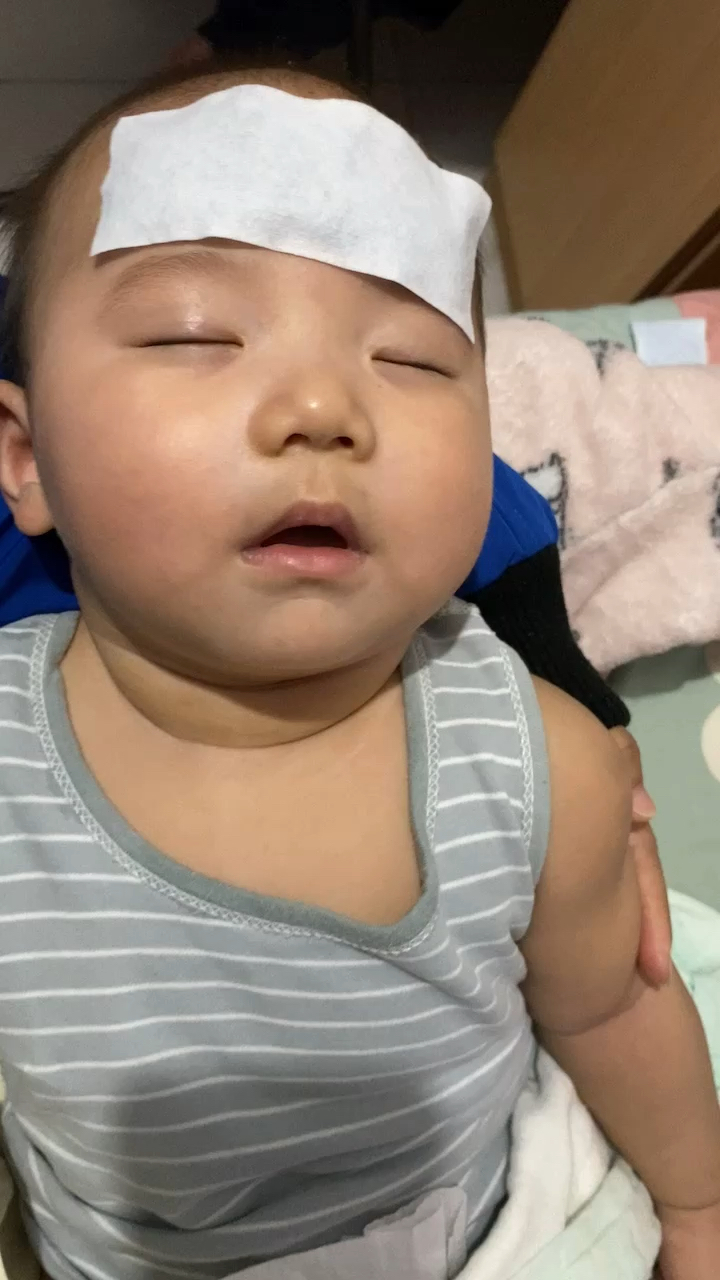 世纪婴儿发烧硬挺五天，一场生命的考验与成长之路