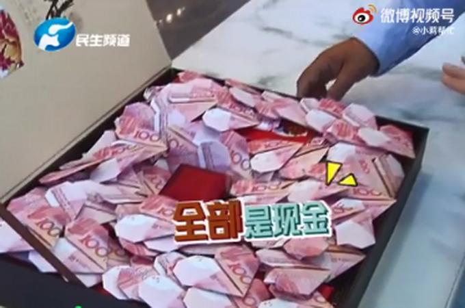 女子捡到精美礼盒，意外开启奇遇人生