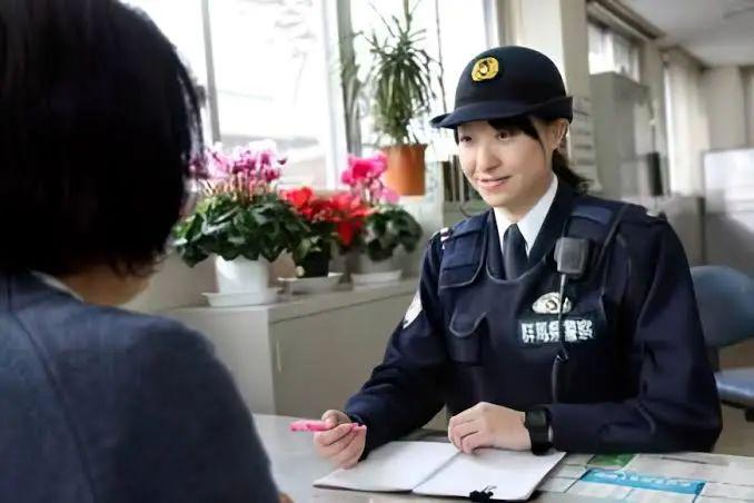 日取消女警裙装制服，理性探讨与多元视角