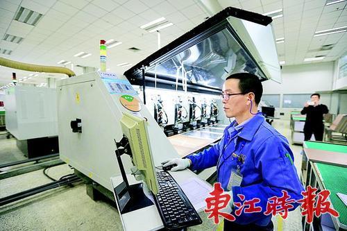 年轻人不愿进厂，老板看上了机器人——探究制造业的未来趋势