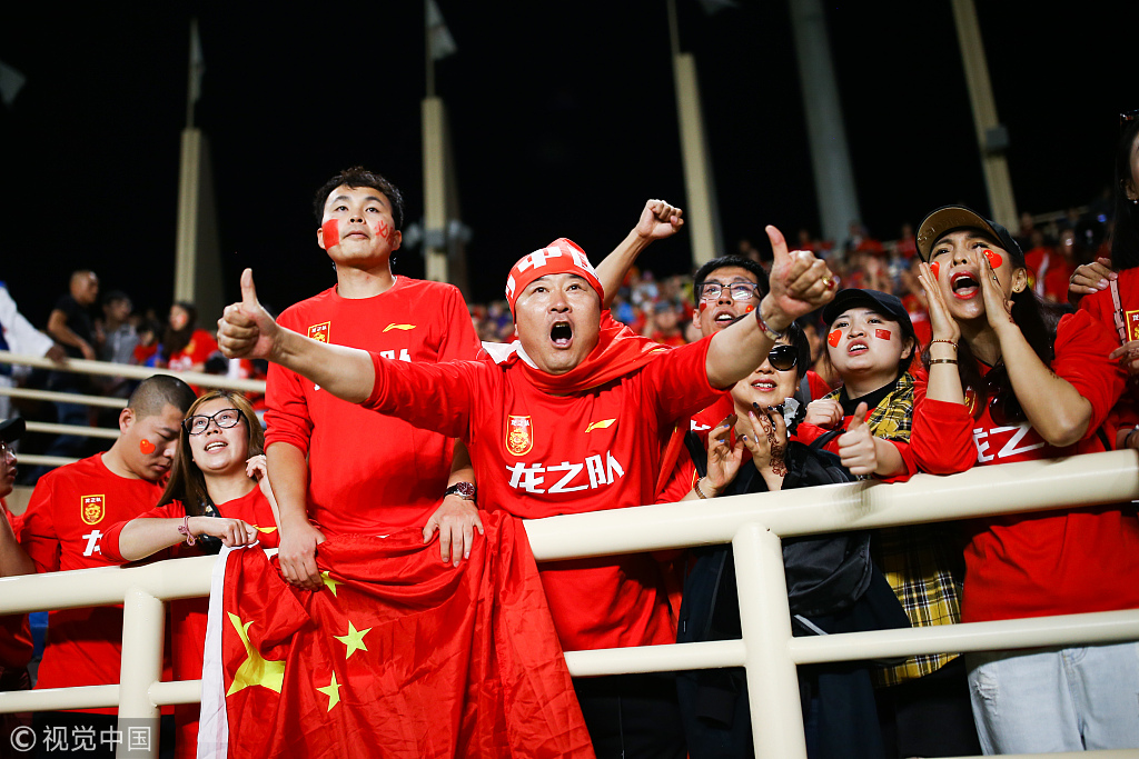 国足赛后谢场，全场球迷高喊继续战斗
