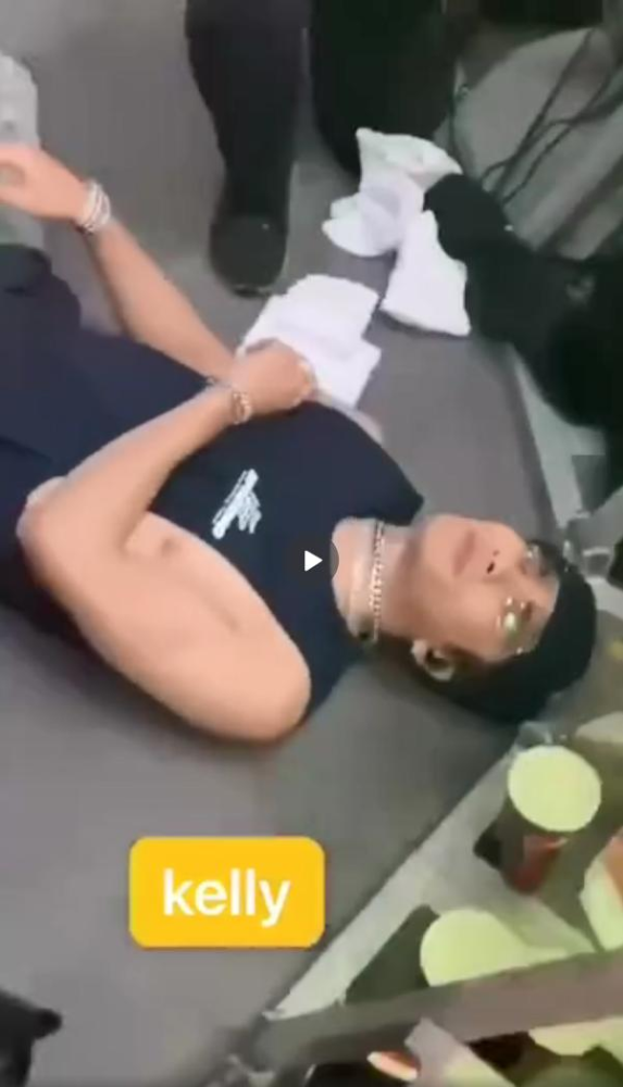 女子拄拐杖下楼梯踩空摔落事件深度解析