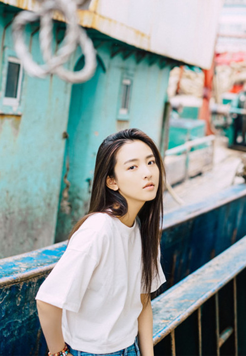 吴倩重返武汉大学拍写真，时光荏苒，美好如初