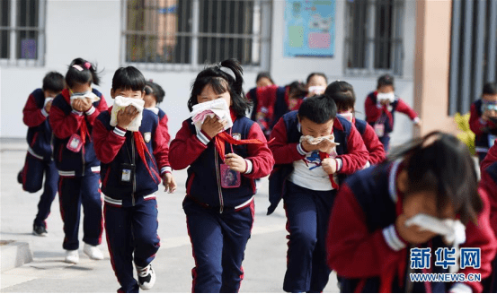 地震瞬间，居民避险与学校师生的紧急撤离