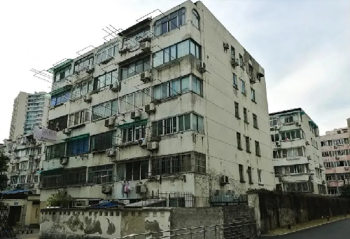 震中附近华人亲历记，酒店倒了几十栋——灾难中的坚韧与希望