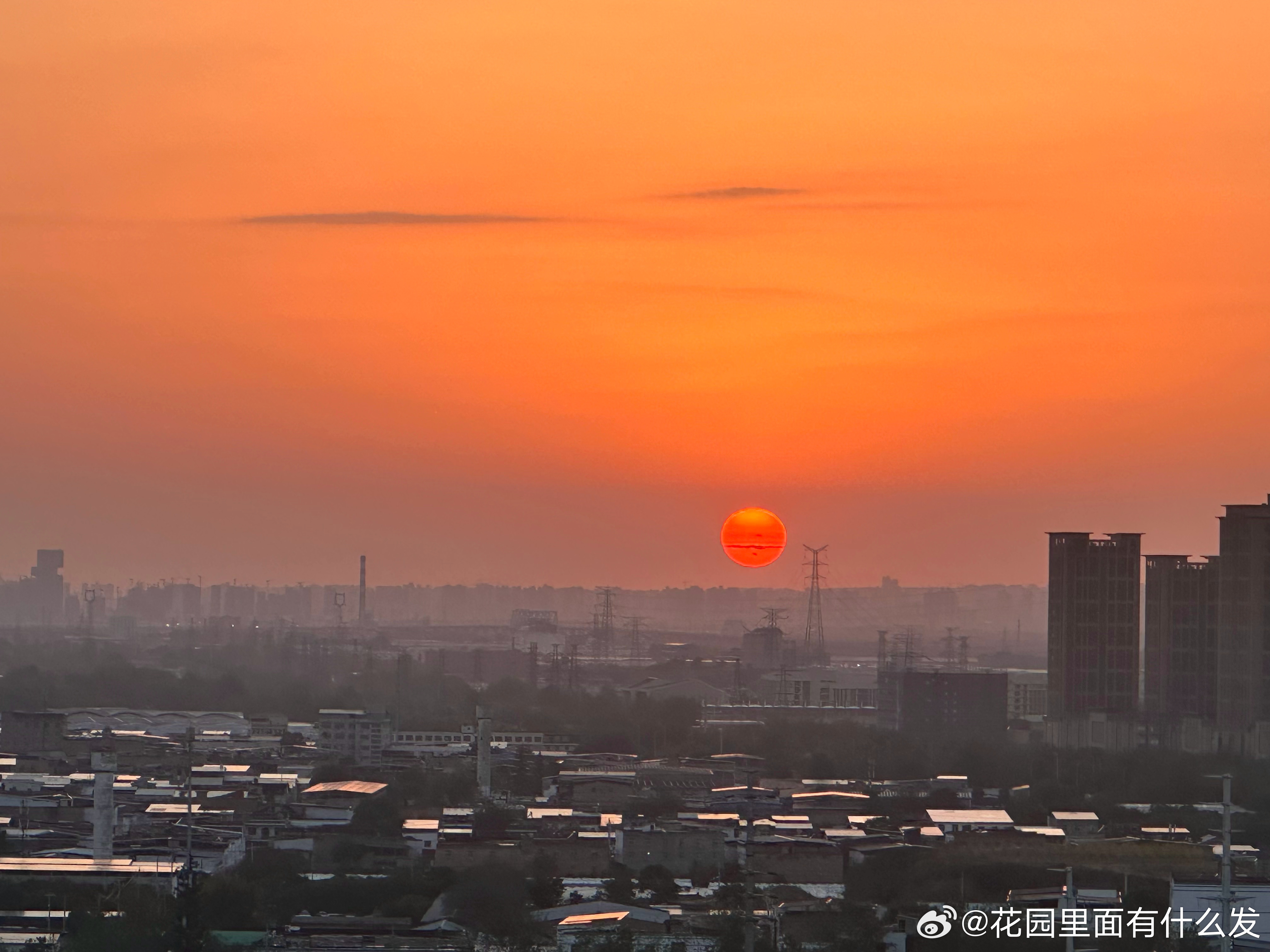女子傍晚拍到绝美红日，绚烂如画的天空瞬间定格