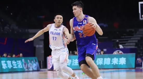 阿不都沙拉木10中4，独得13分7板——一位篮球英雄的崛起之路
