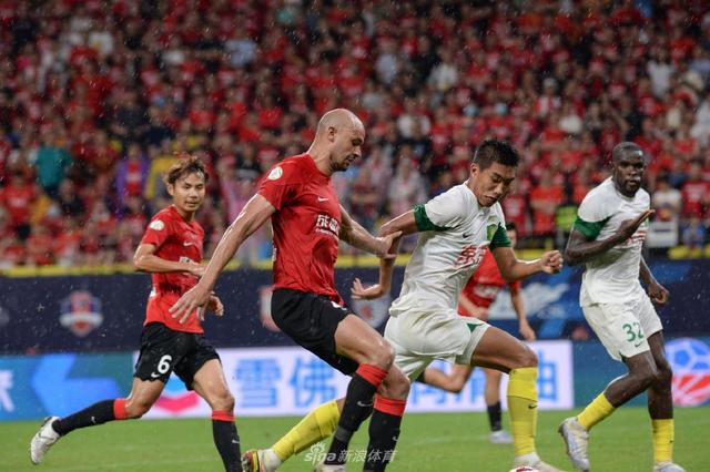 十人国安1-1成都，一场势均力敌的较量