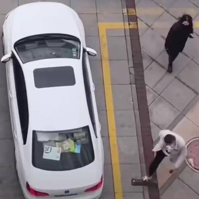 女子车位被占怒堵停车场出口，维权还是过激？