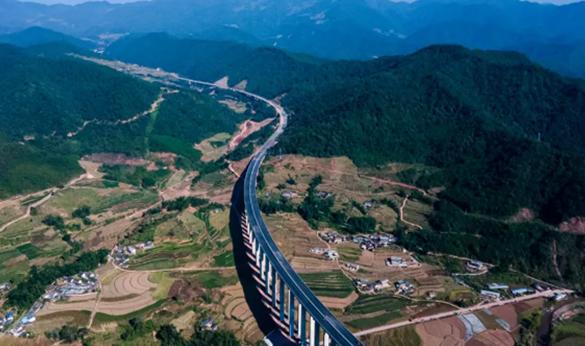 揭秘中缅公路背后的传奇，谁修建了这条友谊之路？