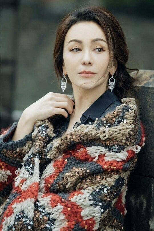 54岁王琳回应穿短裙婚纱走秀，岁月不败美人，优雅永存